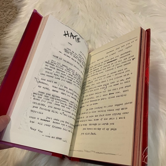 Bella Thorne Autographed Book “Life Of A Wannabe Mogul: Mental Disarray” - Picture 3 of 4